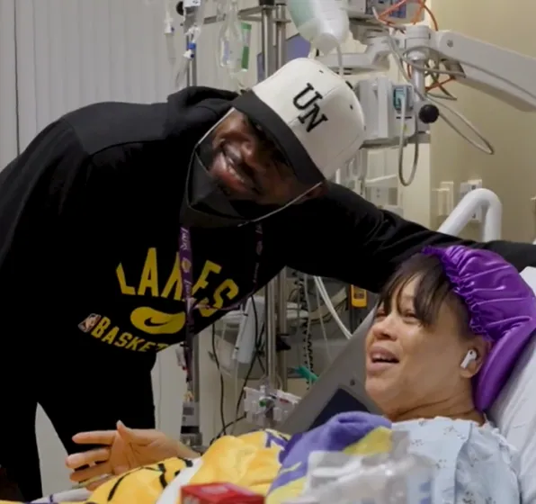 od体育官网-有爱！詹姆斯现身加州当地医院，亲切看望病人并赠予礼物