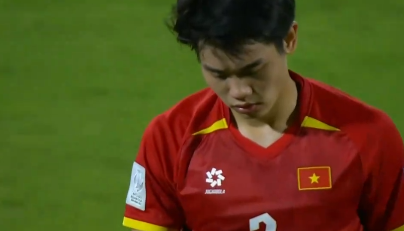 体育赛事直播-阮庭北染红离场！飞踹对手小腿，主帅看傻眼，传射建功险送点